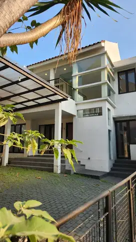 TURUN HARGA Rumah yg nyaman asri depan taman di Puspita Loka BSD City