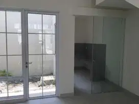 Disewakan Rumah Cantik, Pencahayaan Bagus, di Cluster Grandura Type D