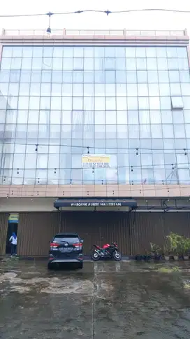 ruang usaha /gedung 4 1/2  lantai ada lift nya