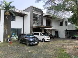 rumah di Kemang halaman sangat luas