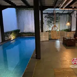 RUMAH ASRI CANTIK DENGAN PRIVATE POOL DAN LOKASI STRATEGIS DEKAT MRT