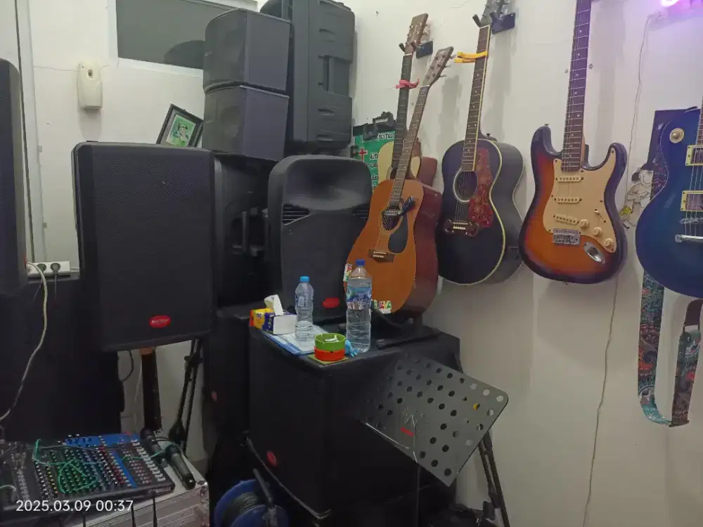 Dijual cepat Alat Musik, Guitar, Speaker, dll