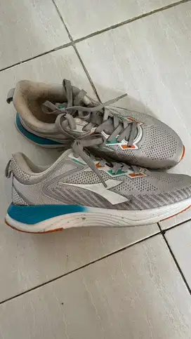 Diadora Pria ukuran 41