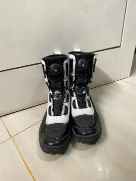 Sepatu PDL tali putar