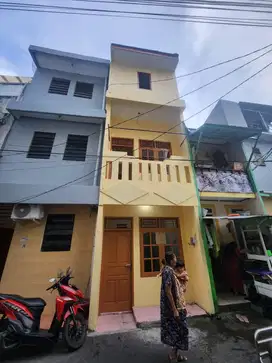 Disewakan rumah 3 lantai siap huni