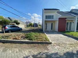 JUAL RUMAH POJOK JALAN RAYA UTAMA PERUMAHAN