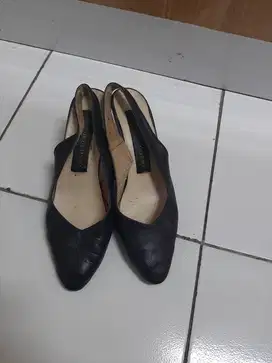 Sepatu wanita buccheri bekas. bahan kulit. heel 5 cm. size 38.
