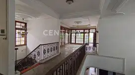 Rumah Besar 2 Lantai Dan Luas,Pinggir Jalan Di Rawamangun S8062
