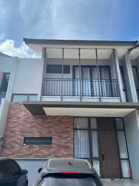 Dijual murah rumah 2 lantai 7x15 di Dakota Suvarna Sutera