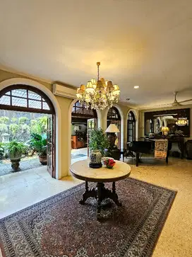 RUMAH CANTIK GAYA CLASSIC & ASRI DI KEMANG SELATAN JAKSEL