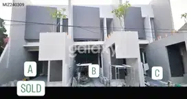 JUAL RUMAH BARU MINIMALIS MANYAR TIRTOASRI DEKAT PETRA MANYAR