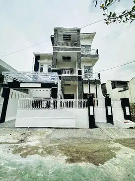 RUMAH MEWAH 3 LANTAI DI KOTA MEDAN STRATEGIS