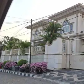 Dijual Rumah Mewah  FULL FURNISHED Tengah Kota Surabaya