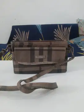 Tas slempang burbery