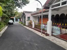 Rumah terawat nyaman tenang dan asri lokasi tengah kota (sekejati)