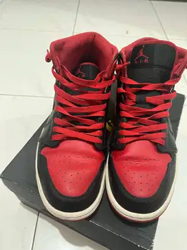SEPATU NIKE AIR JORDAN 1 MID - 8.5 - BLACK/ FIRE RED/WHITE