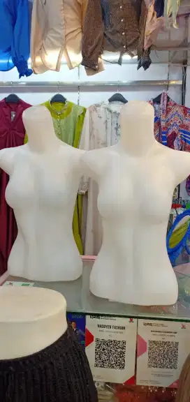 Patung bodi cewek