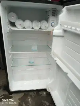 Di jual cepat kulkas 1 pintu merk Sharp terbaru