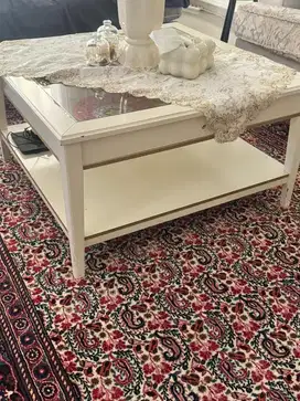 Meja ikea warna putih