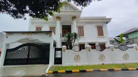 Rumah premium 3 lantai di BSD, Lt.340 Lb.600, kolam renang. Rp.6,5M