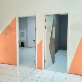 Gedung 4-1/2 lantai di Jl. Boulevard Raya, Kelapa Gading. Luas 10x20m2