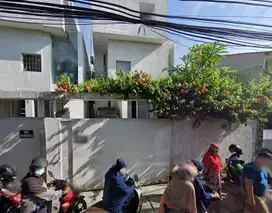 Di Jual Rumah 3 Lantai di Tegal Parang Utara, Mampang Prapatan, Jaksel