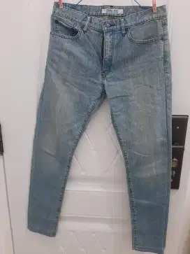 Celana jeans pria warna light blue