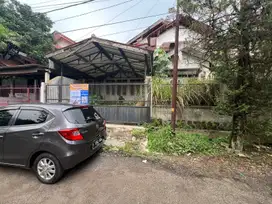 Rumah Rusak Perlu Renovasi Depan Taman Dekat Marcopolo BCC