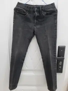 Celana jeans pria warna hitam