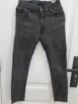 Celana jeans pria warna hitam