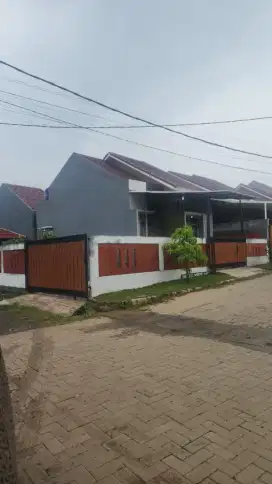 Jual cepat rumah dengan taman luas di depok