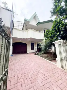 Sewa Rumah Bagus 2 Lantai di Pondok Indah No Pool