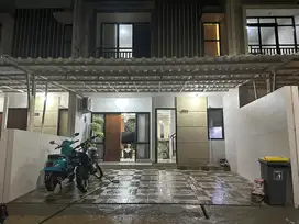 Di sewakkan rumah 2 lantai (tidak berikut kelengkapan di dalamnya)