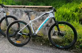SEPEDA GUNUNG THRILL RAVAGE 4.0 XCR LTD