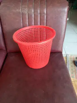 Keranjang sampah merah