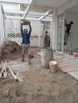 Tukang bangunan rumah
