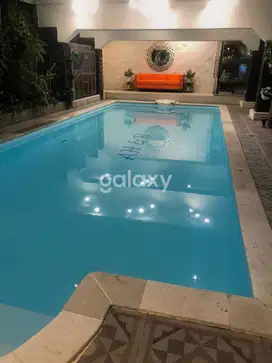 Rumah Mewah Manyar Kartika. Ada Kolam Renang.