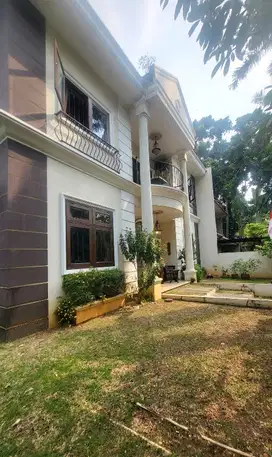 Rumah Mewah Depan Taman di Giri Loka BSD