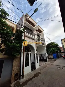 Rumah Baru 3 Lantai Siap Huni di Jagakarsa Jakarta Selatan