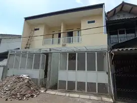 Rumah 2 Lantai, Dekat ke Mainroad Komplek di Taman Kopo Indah 1