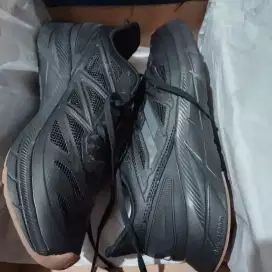 Sepatu lari mills type ada di box sepatu