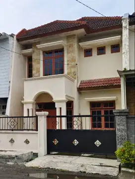 Rumah Bagus Hadap 2 Jalan Di Pondok Indah Wiyung Surabaya
