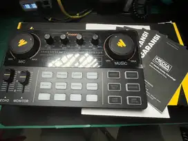 Maonocaster AM200 mixer console portable podcast studio