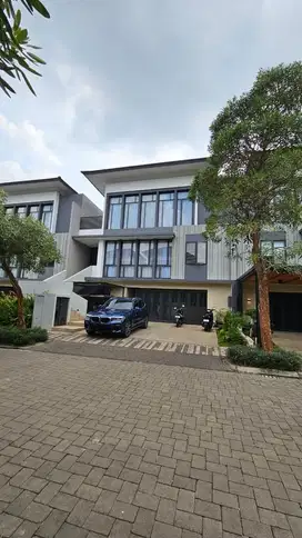 DIJUAL RUMAH MEWAH !HARGA TURUN 3 MILIAR ! LAKEWOOD -NAVAPARK