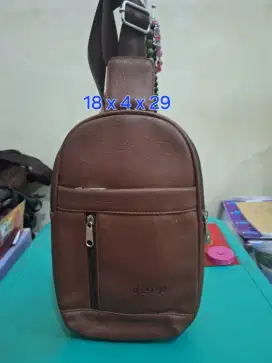 Tas selempang branded 
Jeep uk 18 x 4 x 29 
Limited edition 
Barang te