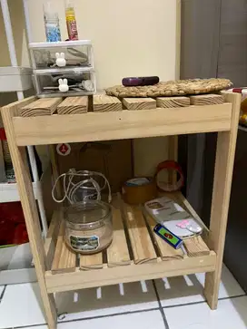 Meja, kaca, gantungan baju aesthetic