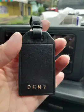 DKNY gantungan tas