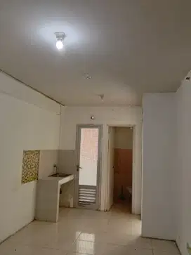 Disewakan unit kosongan 2 kamar tower emerald lt.12, view kolam renang