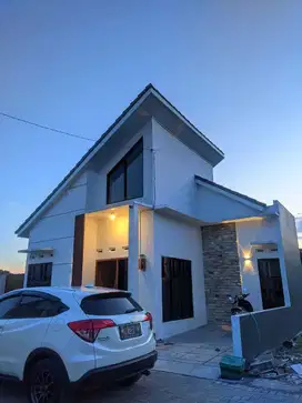 SISA 1 UNIT, RUMAH PELANA KUDA STYLE ONE GATE Sistem DI COLOMADU