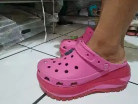 Sendal Crocs Wanita tipe classic mega crush